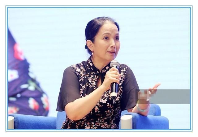 58岁吕丽萍保养得宜，穿旗袍嫩似28岁，但看完下半身我沉默了!