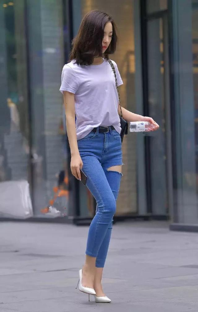 『身穿』街拍:小美女身穿西装配短裤,脚踩高跟凉鞋,清爽大方很有美感