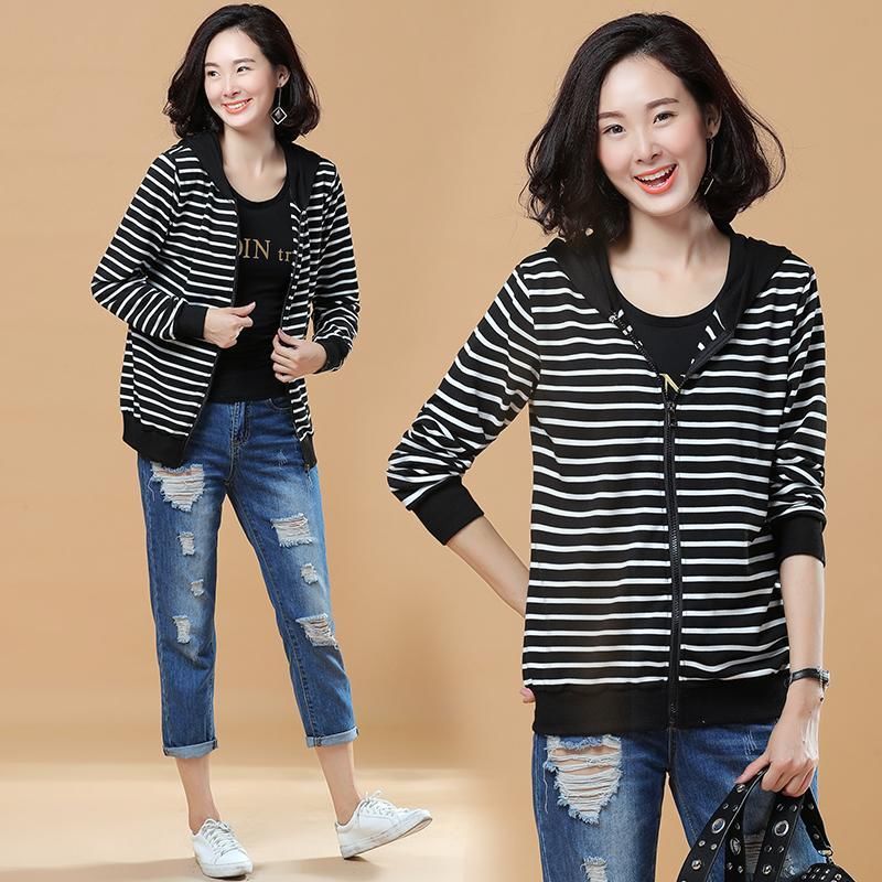 越来越多五六十岁的女人，爱穿这减龄外套，妈妈眼都不眨买了5件