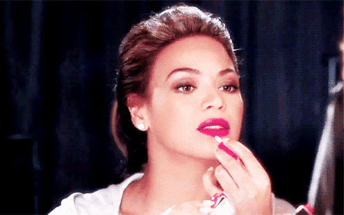 为了试出吃火锅都不掉色的唇膏，我们真的吃了顿火锅!