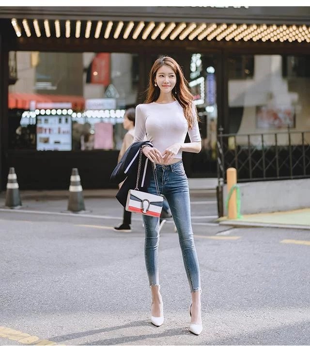 苗条美女专搭紧身牛仔裤，上身非常精神又时髦减龄！