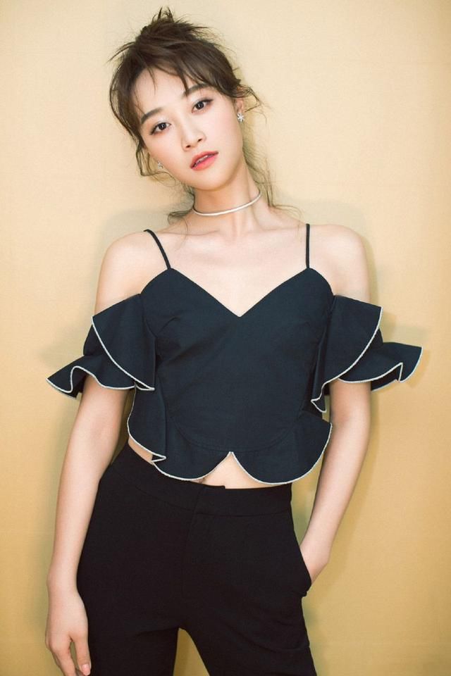 蓝盈莹连体裤胸前大开，网友：说你180都有人信！