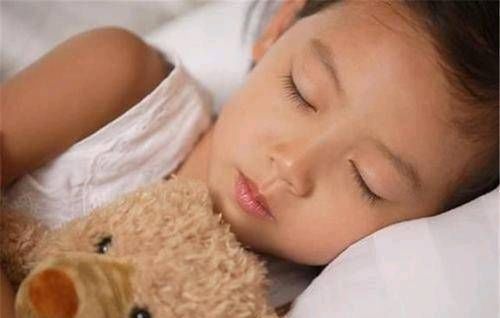  「儿子」儿子单眼皮，可他妈妈怕他的双眼皮，对孩子的双眼皮有特别的暗示吗？