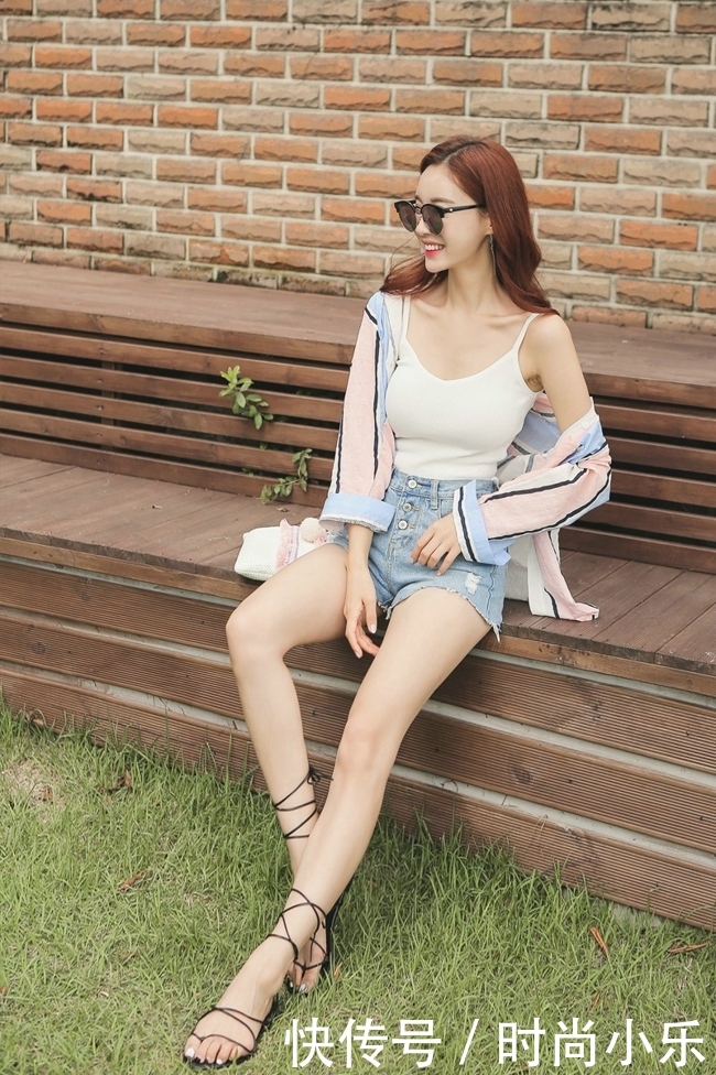 皮肤白嫩的小姐姐，紧身吊带秀性感锁骨，曼妙身姿优雅动人