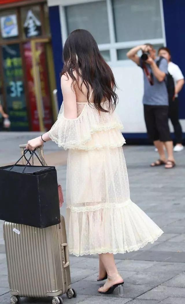 街拍:刚下火车的长裙仙女，男友没来接站?