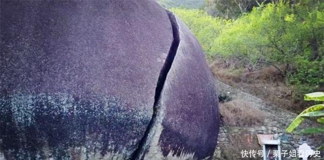 广东发现一奇石，被雷劈开一条缝，石顶还冒出巨大的“脚趾”！