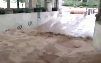 暴雨来袭，魔幻重庆惊现“大桥瀑布”…