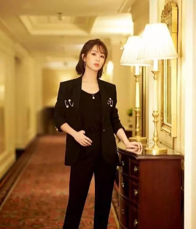  「气质」是时候穿“西装+T恤”了,让你时髦一整个春天,又美又有气质!
