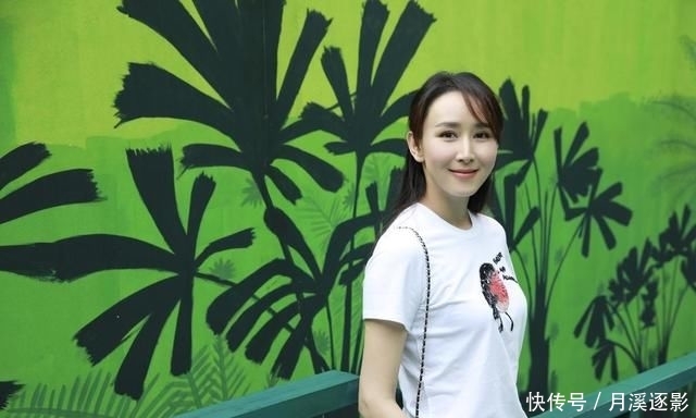  「带有弧度」胡静阔太气质出众，穿红色露肩连衣裙配半扎发型，看上去“很贵”