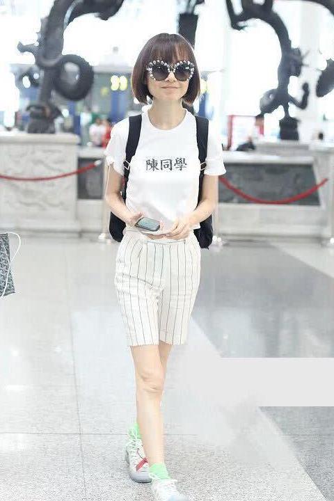 陈鲁豫机场穿短裤秀筷子腿，可白T恤上的汉字亮了！