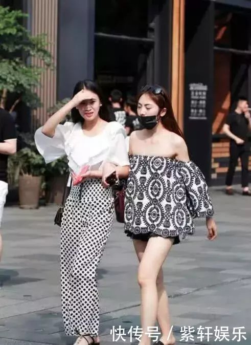 路人街拍，迎面走来的是一对闺蜜，穿着各不相同，各有气质