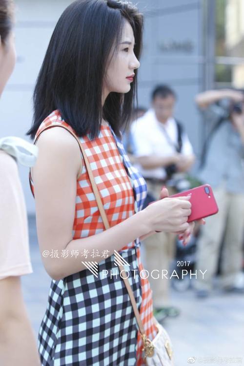 路人街拍：三位漂亮的小姐姐上街，腿长的比戴墨镜的更吸引人