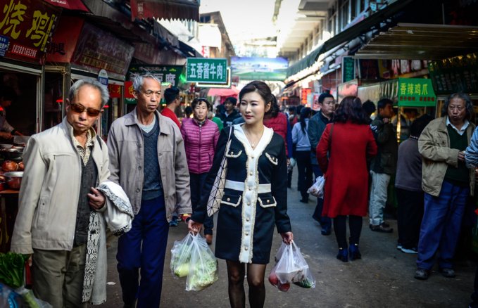 镜头下:云南50岁大妈冻龄不老，与女儿同出门似姐妹