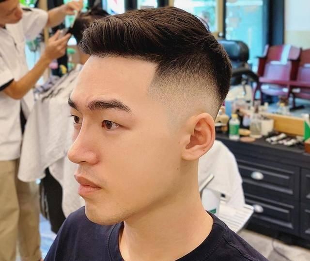  [头发]男生“侧面光”发型提升颜值，剪完清爽干净，谁留谁帅气