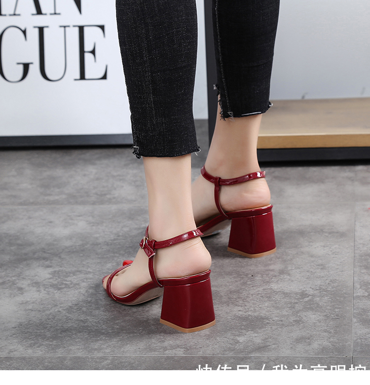 T字后鞋跟设计的高跟鞋