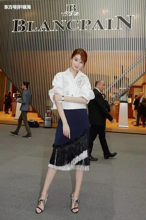 乔欣真会穿！T恤配半身裙十分清爽，网友：非常的优雅大气！