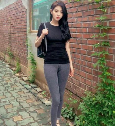 紧身打底裤，穿出别具一格的魅力，彰显与众不同的女性韵味！