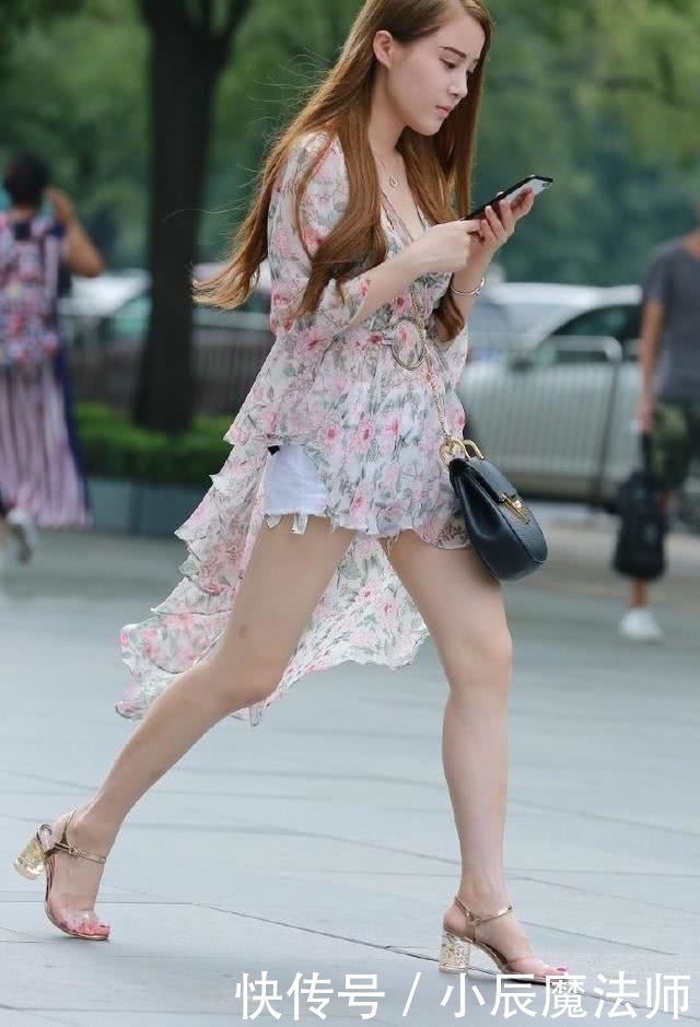  [美女]路人街拍，美女穿白色镂空的连衣短裙，清新又唯美