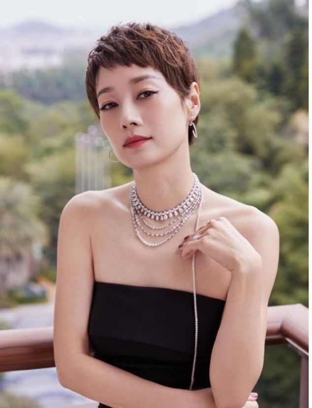  连体■马伊琍终于高调美一回身穿黑色抹胸连体裤优雅端庄，气场十足