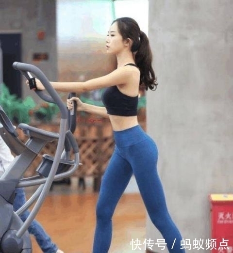 显得|街拍:匀称身材的小姐姐,搭配打底裤,很有时尚街头感!