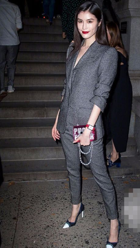 何穗的脚也太小了，连“三寸金莲”都能挤进去了？看着都疼