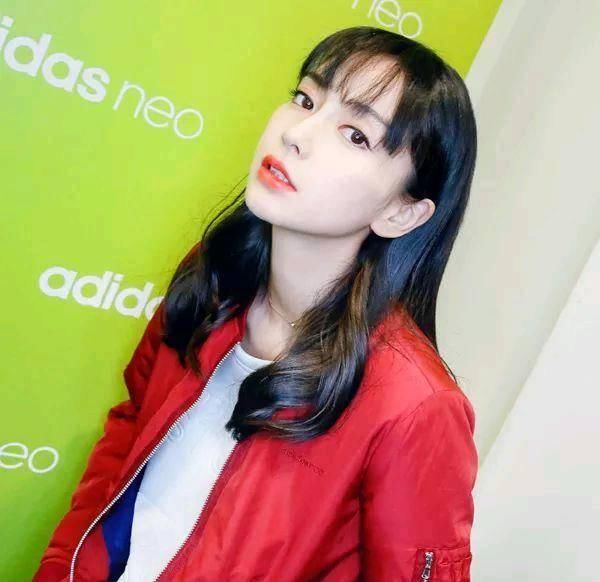 迪丽热巴学郑爽换“空气刘海”,一个美似洋娃娃,一个嫩回18岁