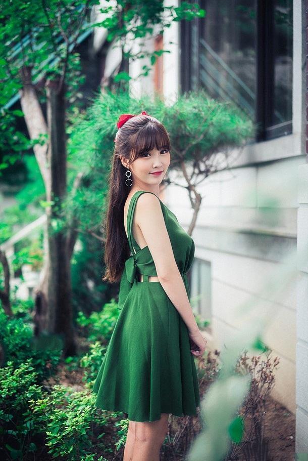 路人街拍：夏天女孩更偏爱包臀裙，分分钟化身街头潮人