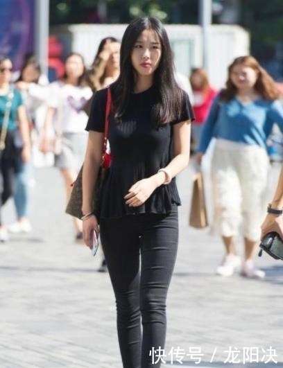 【怦然心动】街拍:身穿红裙小美女,雪白的肌肤,让人怦然心动