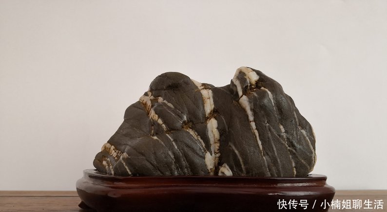 参观中国奇石展会,作品更是千姿百态,令人目不暇接,百看不厌