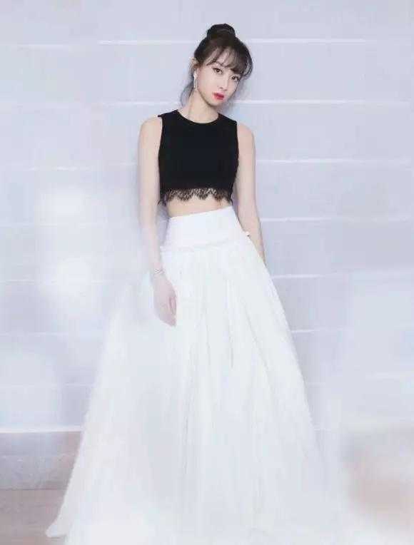 宋茜“臀大惊人”, 精致小蛮腰夺人眼球, 身材好的人都这样穿?