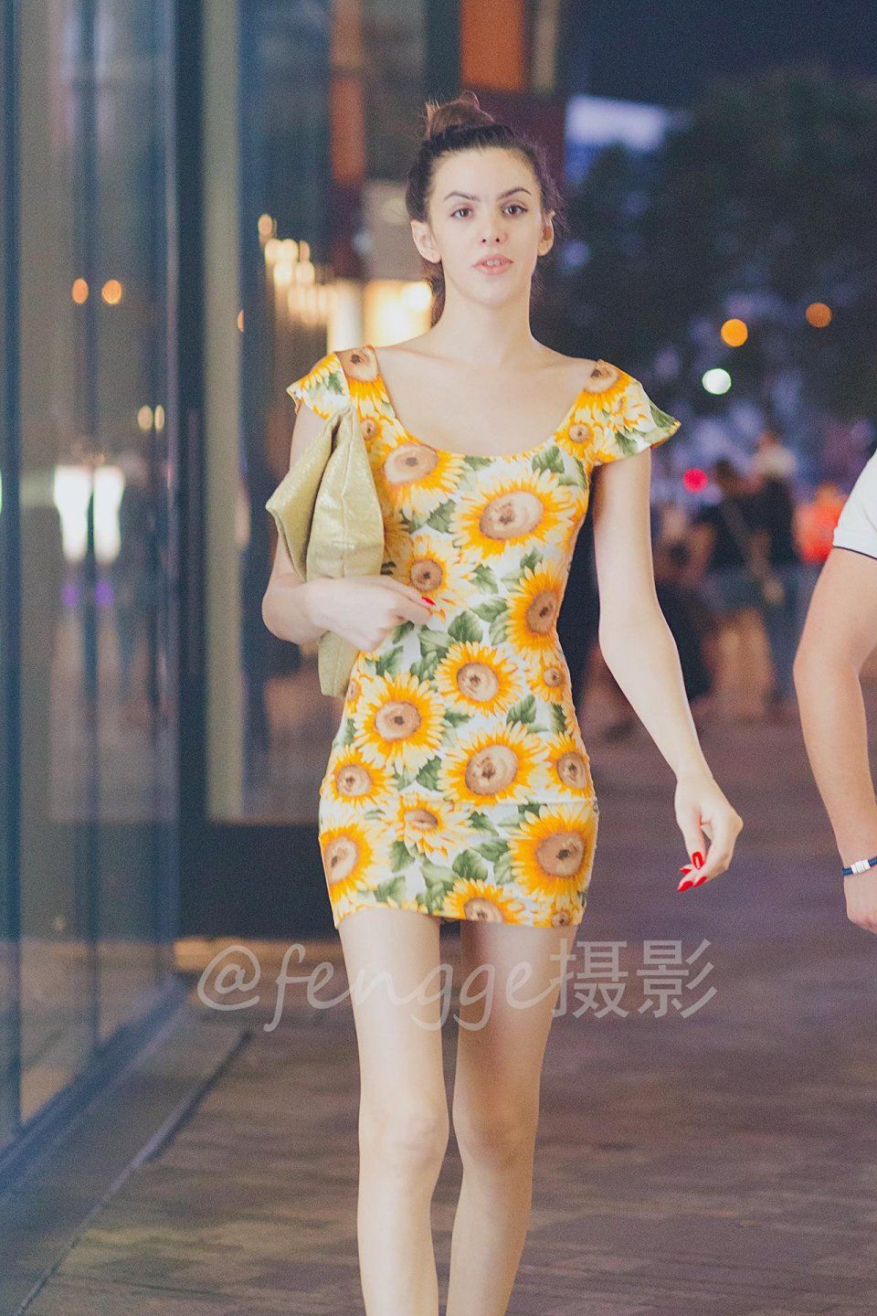 街拍：夜晚，身穿紧身小短裙的大美女来了，正面很美侧面有点凶