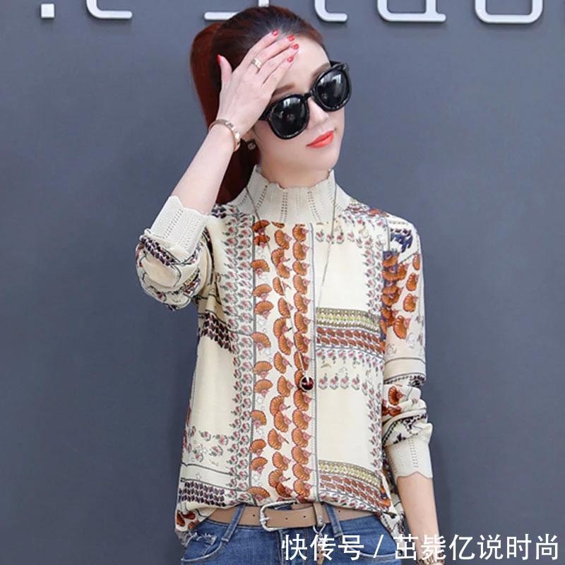 小姨是个时髦精，刚入秋就穿这样的精致小衫，出门走哪都夸衣品好