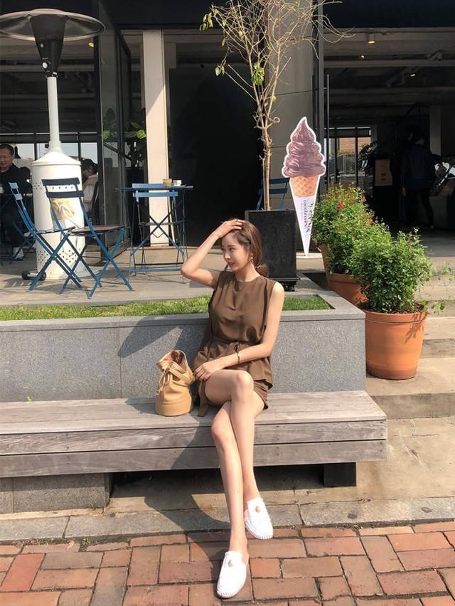 街头 气质出众短裤美女,眉清目秀,一貌倾城!