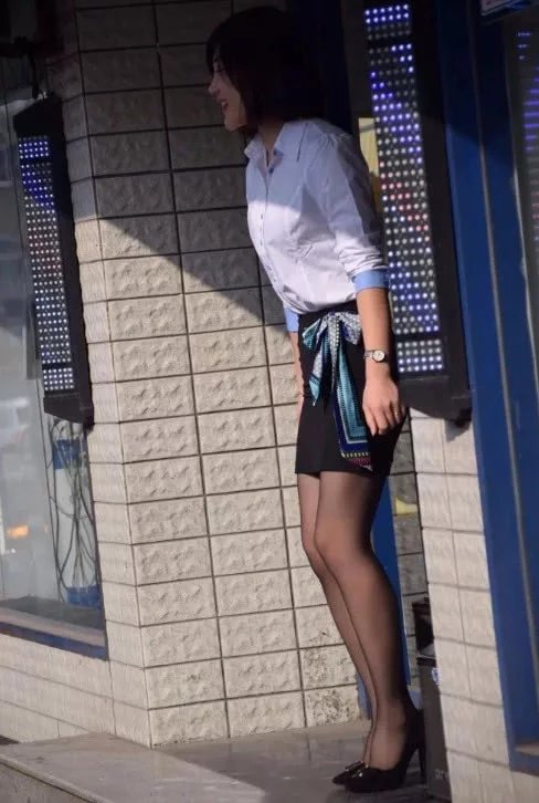 气质小姐姐看四下无人欢快的摆弄着自己的身体，黑色包臀裙突显完