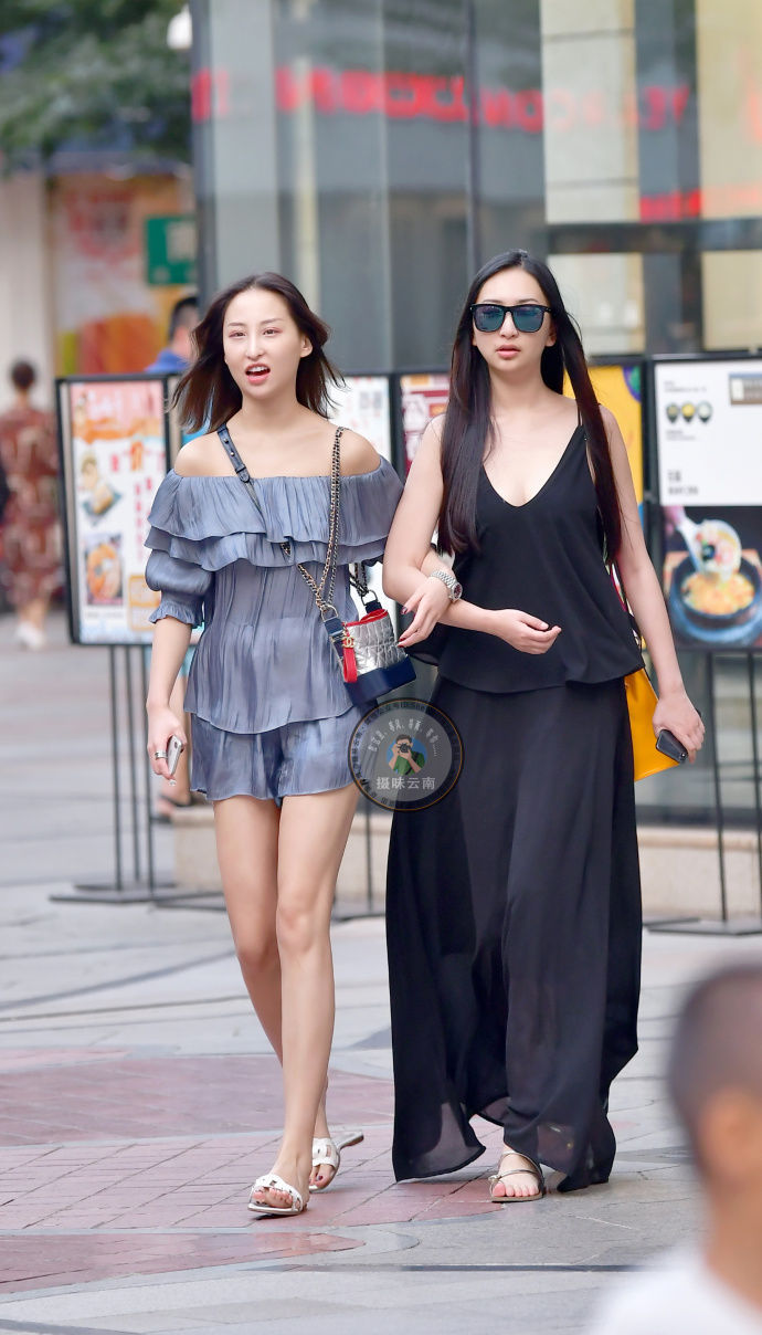 街拍：几位裙装小姐姐，时尚靓丽的穿搭，看上去满满的女人味！