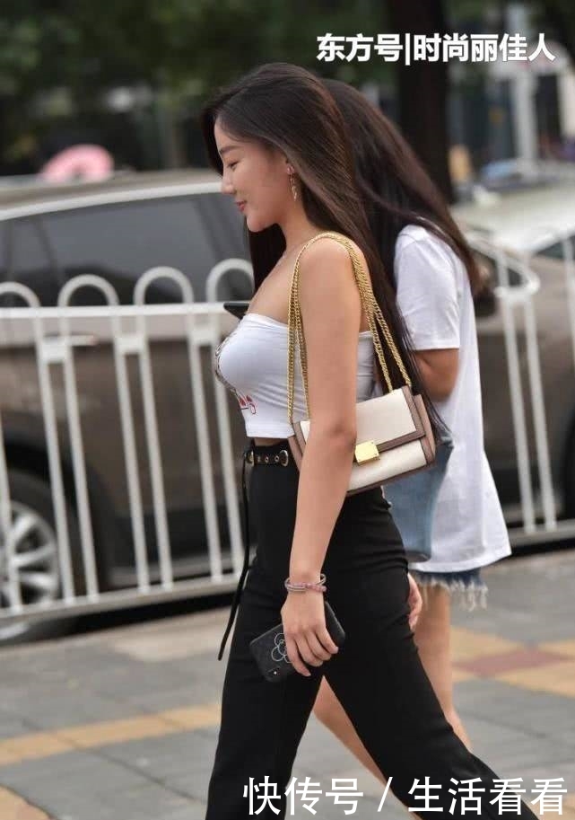 「 喇叭裤」才能凸显自己的好身材,时尚街拍:喇叭裤应该如何搭配
