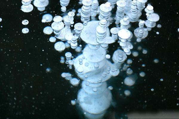 零下35度,漠河莲花湖惊显千米“冰泡”奇观