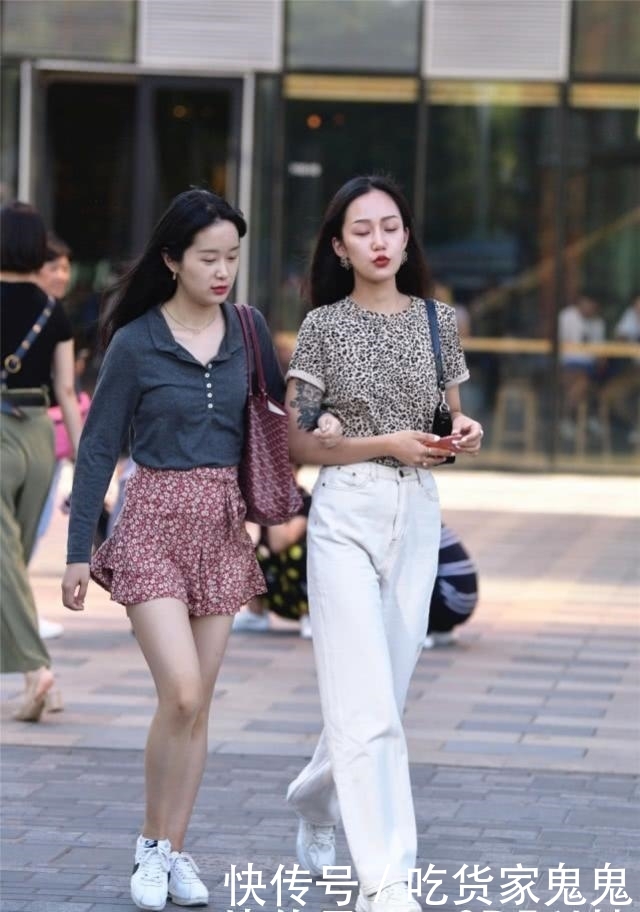 『美女』清新时尚给人清爽利落的感觉，行走间显满满的时尚活力气息
