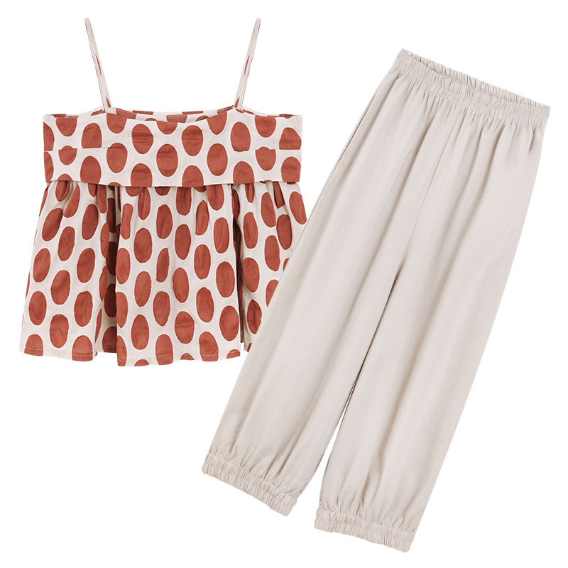 难怪老婆逛街不穿T恤了，现在流行“小吊带”性感迷人太吸睛了