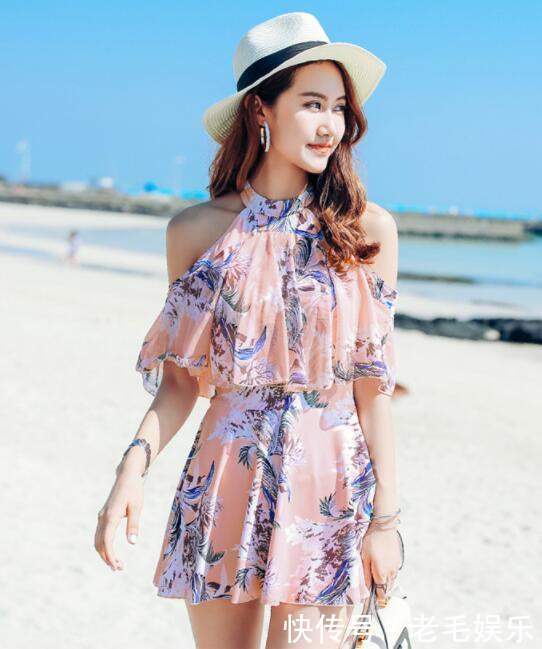 时尚印花的泳衣美女, 清新的样貌透露着淑女般的魅力, 十分养眼!