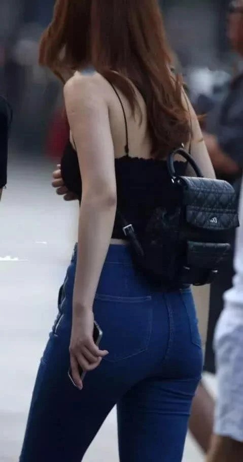 性感小姐姐身材饱满圆润，肩带太细真害怕被拉断，尽显女性柔美性