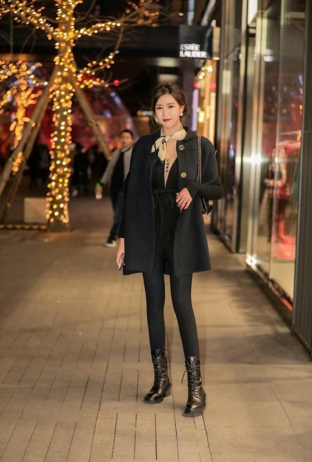 【千万别】求求你,千万别放弃全身黑搭配,早春这样玩,旧衣也能穿出新感觉