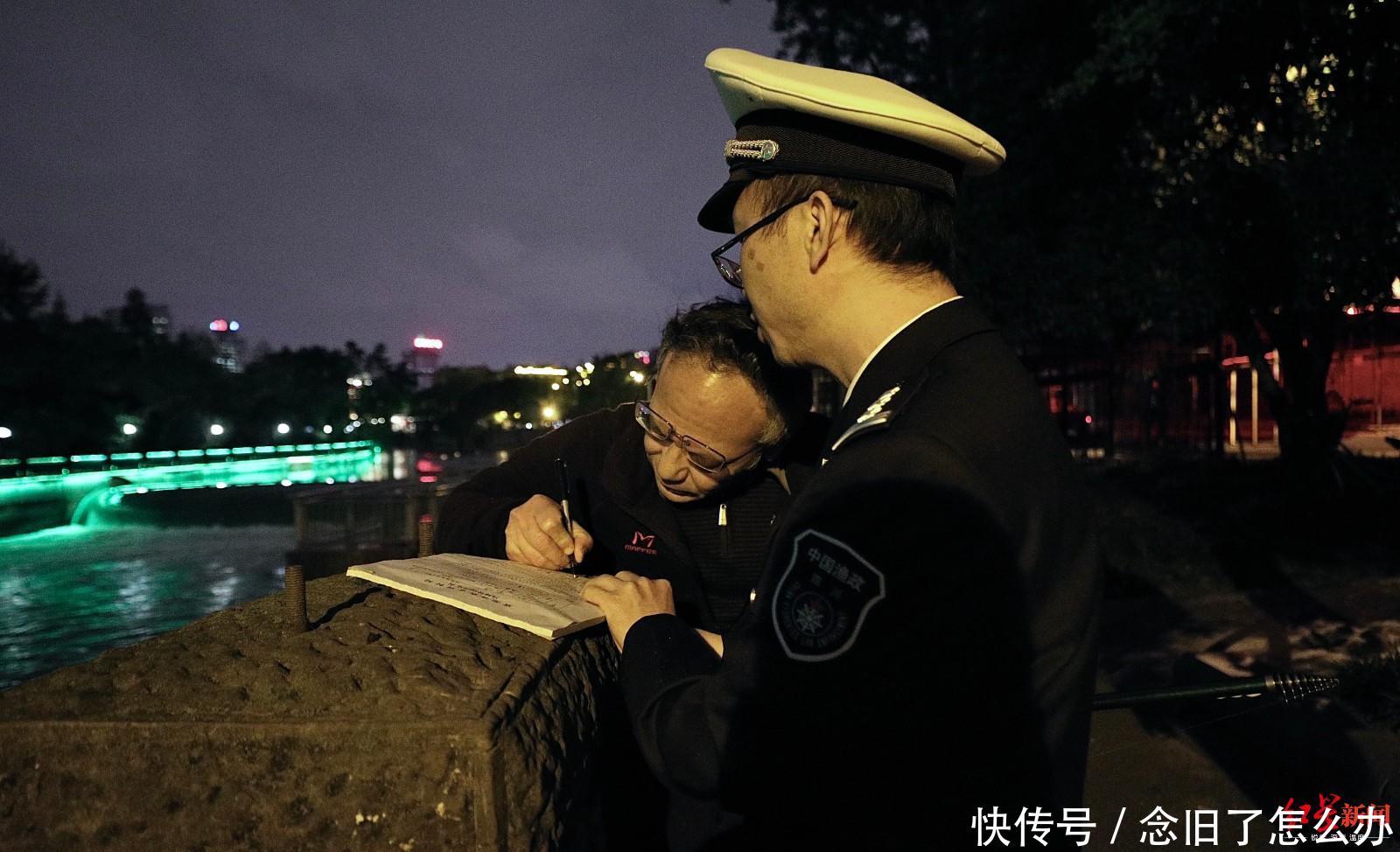  「农业综合执」禁渔期，夜钓者竟在百花潭公园水闸偷钓，有人声称钓了三四十斤