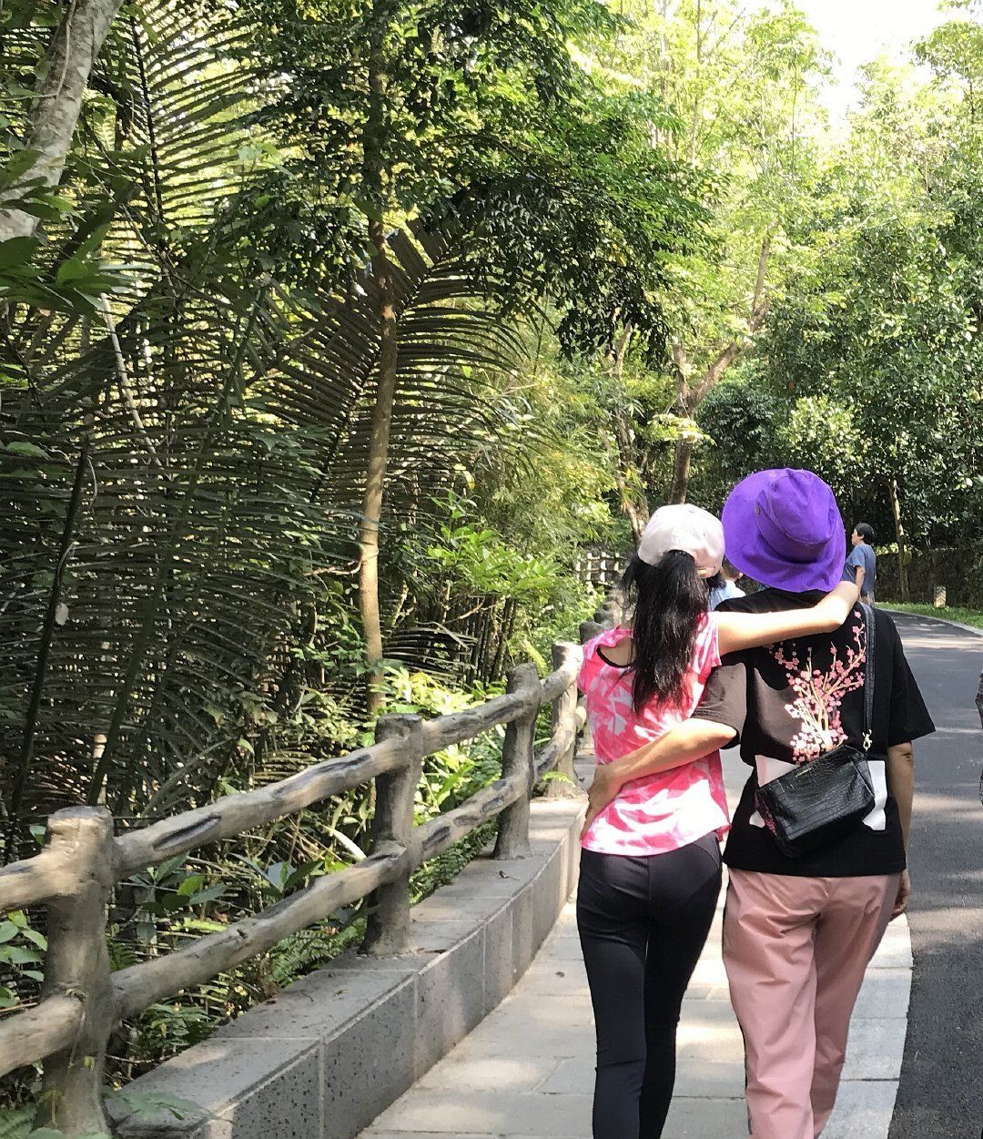  「徐峥」小陶虹晒徐峥视角, 母女俩搂肩背影超有爱, 12岁女儿身高赶超妈妈