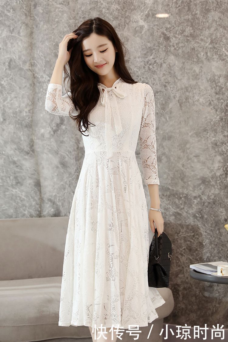 纯白蕾丝连衣裙，转圈转身，都像是盛放的洁白花朵，芳香迷人
