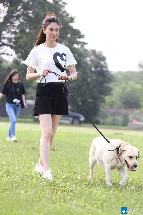 侯梦莎的时尚搭配，端庄秀雅，率性干练，明净清澈，满满的少女心