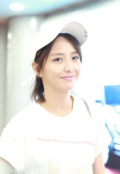 佟丽娅素颜现身白衣短裤清爽 细长美腿抢眼