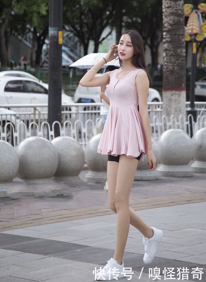 街拍:美女真会穿,穿上迷你连衣裙,打造纤纤大长腿几乎无敌