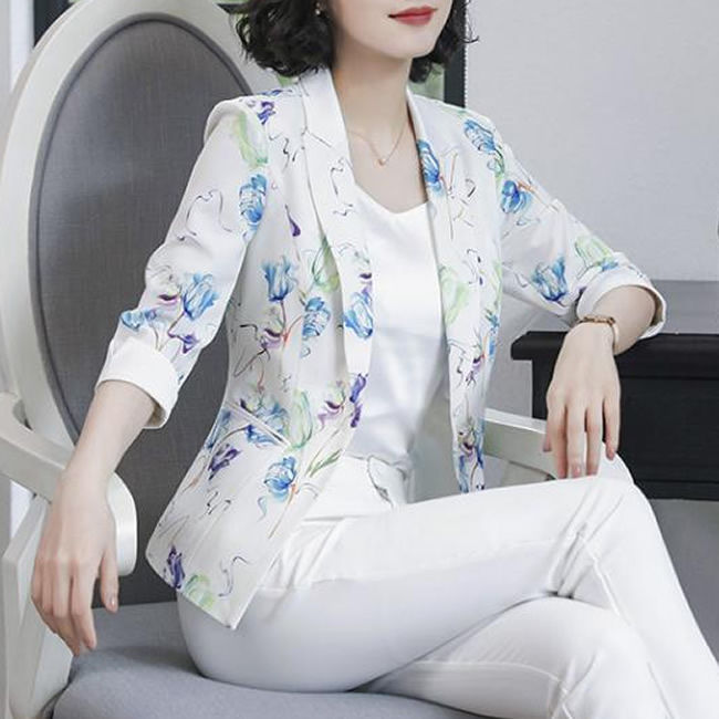 45岁高管小姨太会穿了!立秋不穿风衣，只穿这小西装，特显美嫩