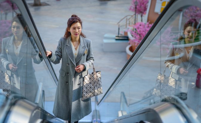 镜头下:云南50岁大妈冻龄不老，与女儿同出门似姐妹